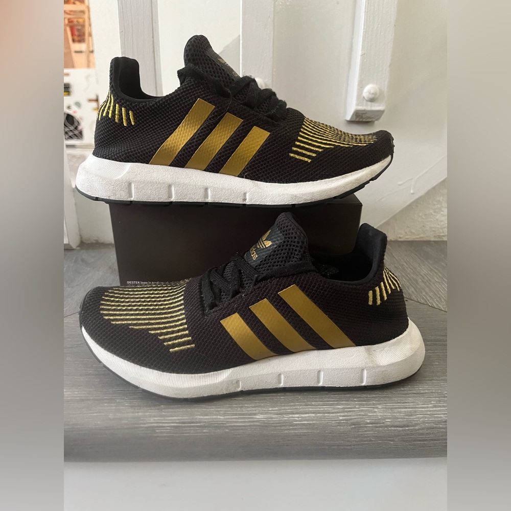 Adidas Original Swift Run Women's Black Metallic Gold Size 5 1/2